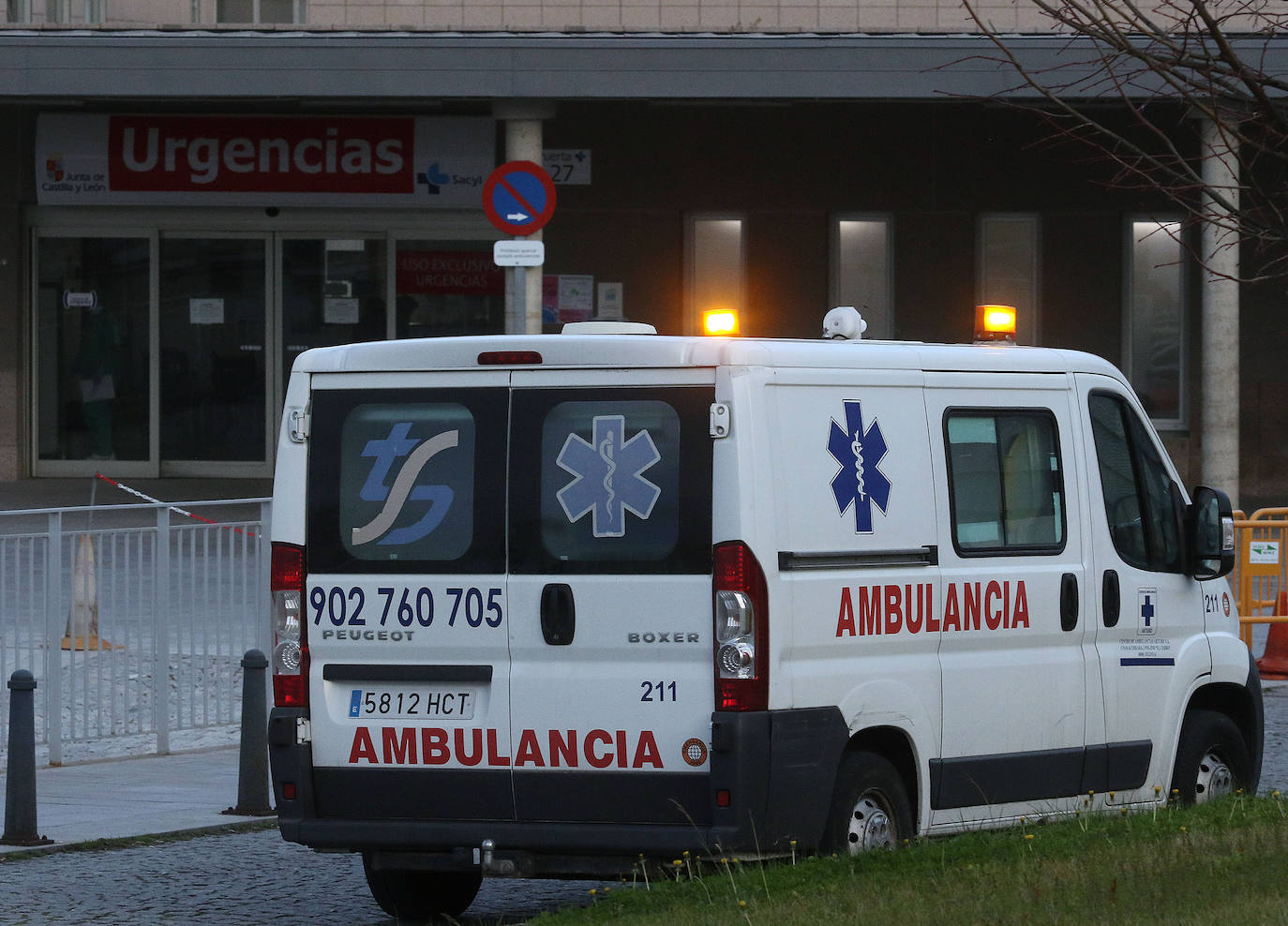 Un militar de la UME, este viernes, en las inmediaciones del acceso a Urgencias del Hospital General de Segovia. 