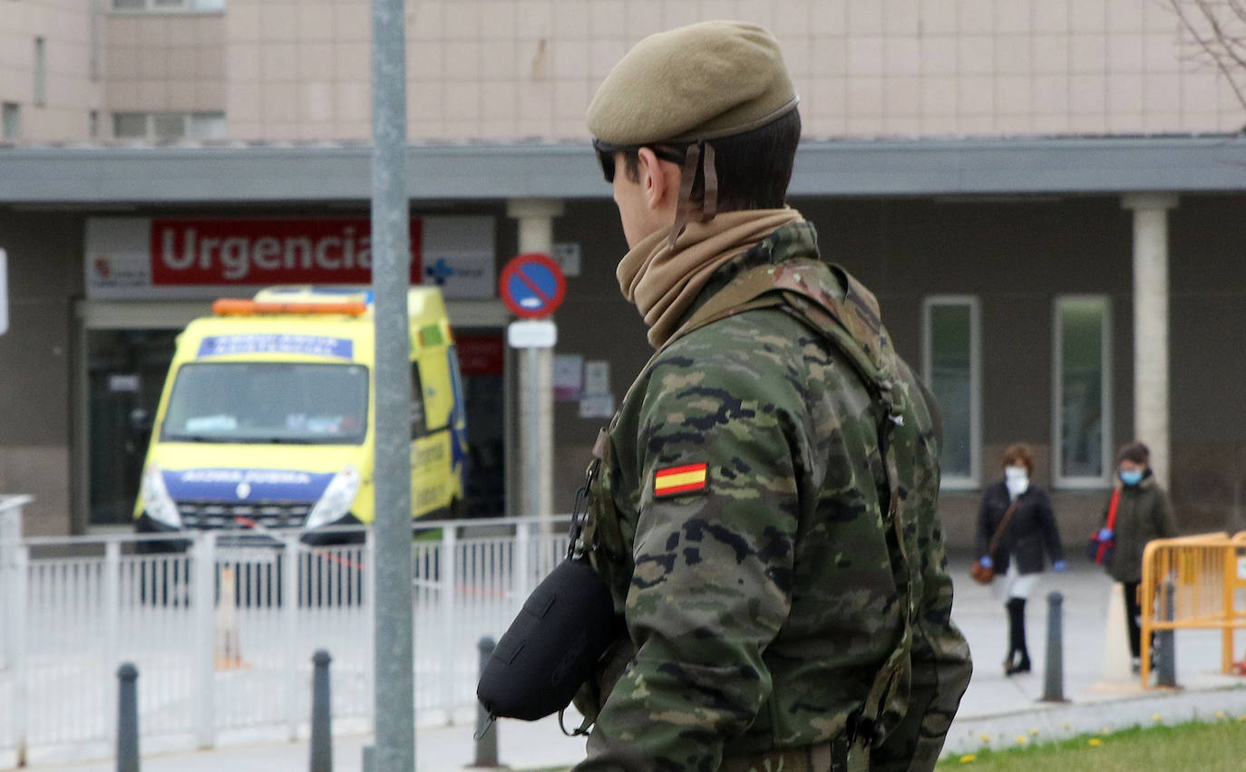 Un militar de la UME, este viernes, en las inmediaciones del acceso a Urgencias del Hospital General de Segovia. 