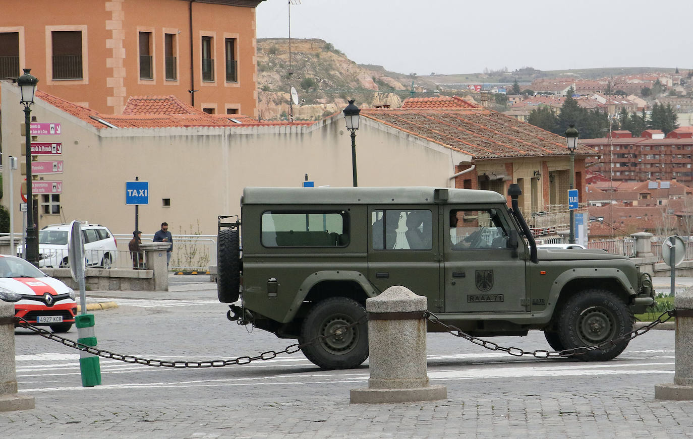 Un militar de la UME, este viernes, en las inmediaciones del acceso a Urgencias del Hospital General de Segovia. 