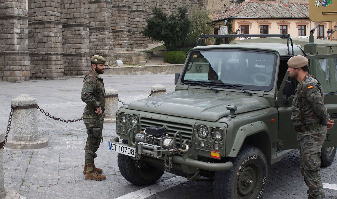 Un militar de la UME, este viernes, en las inmediaciones del acceso a Urgencias del Hospital General de Segovia. 