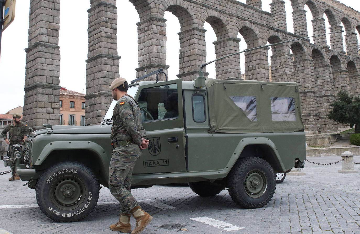 Un militar de la UME, este viernes, en las inmediaciones del acceso a Urgencias del Hospital General de Segovia. 