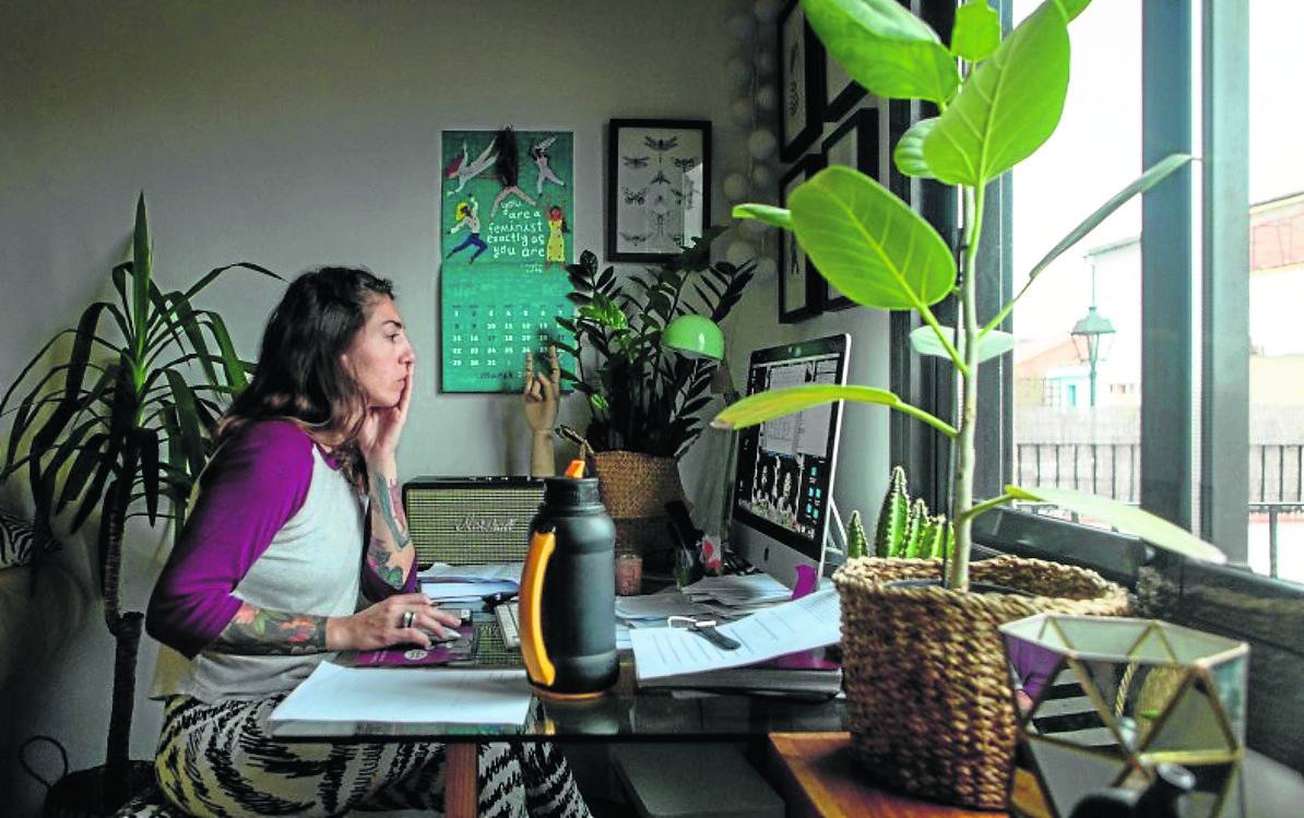 Una mujer practica el teletrabajo desde su casa.