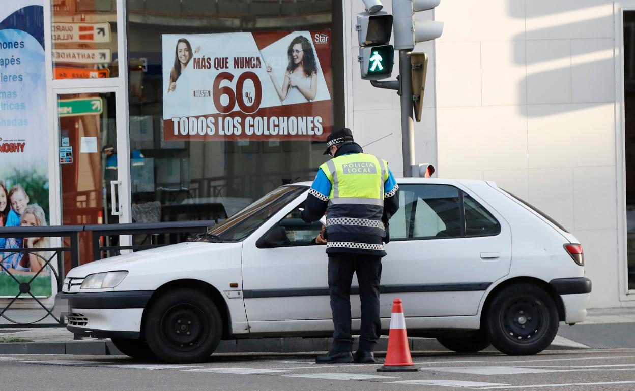 Un policía local, durante uno de los contros efectuados. 