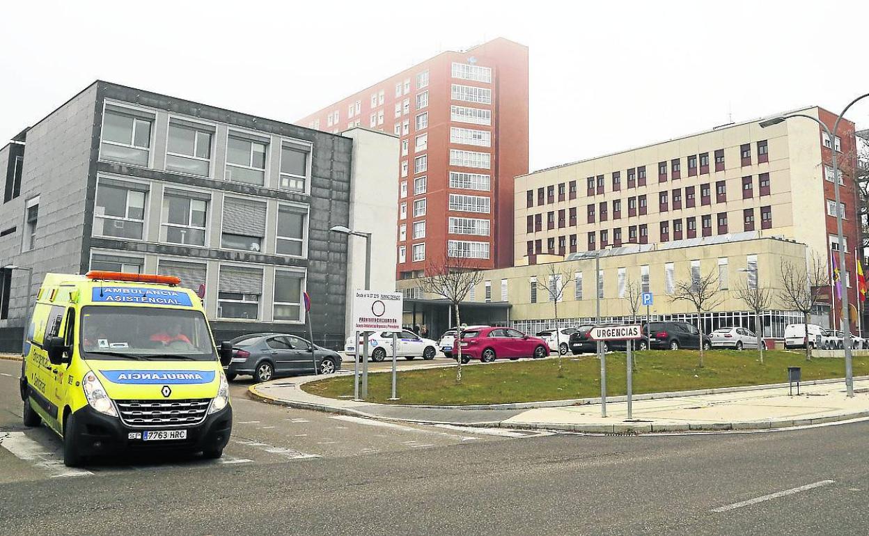 Una ambulancia sale del Hospital Río Carrión. 