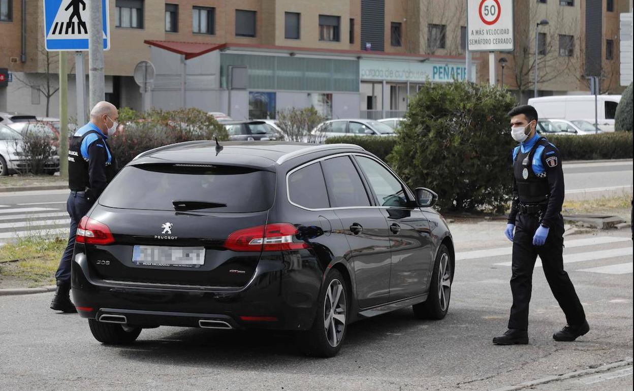 Uno de los controles de movilidad de la Policía Local de Peñafiel.