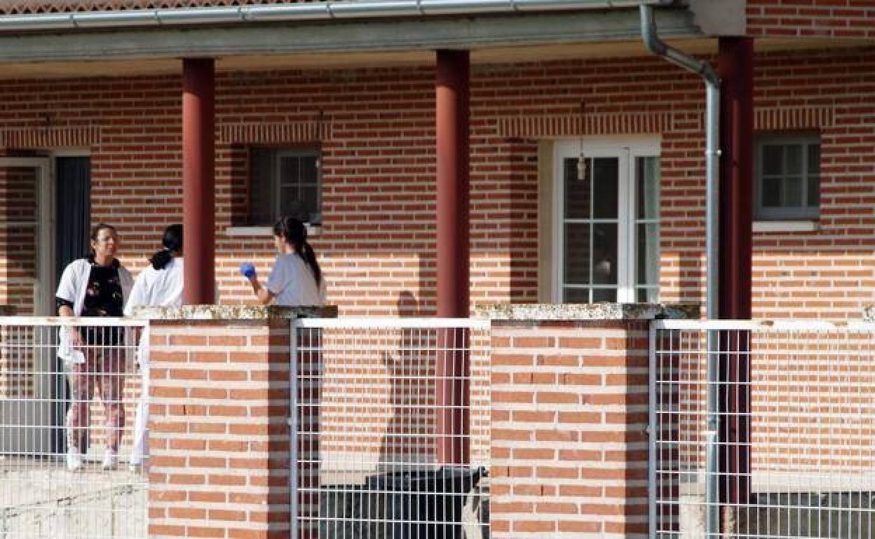 Tres auxiliares de la residencia, a la puerta del centro el pasado viernes. 