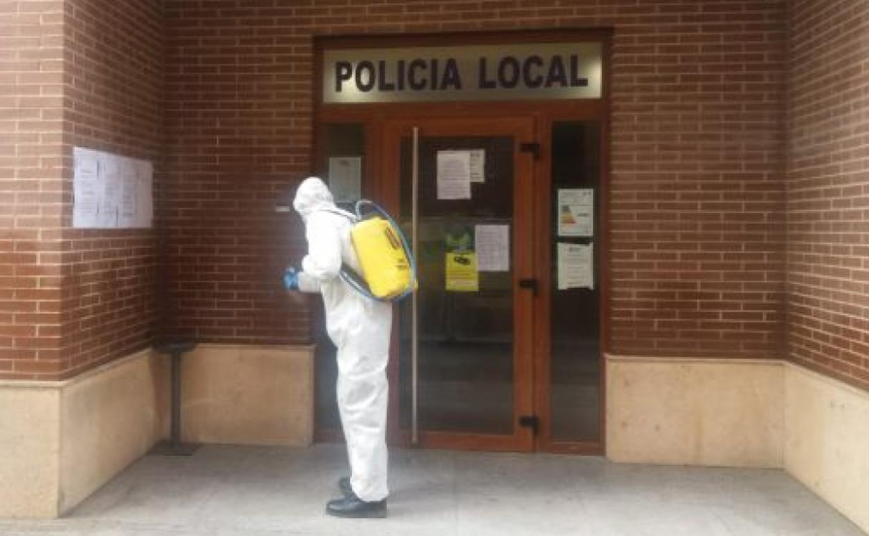 Un miembro de la Unidad Militar de Emergencias realiza tareas de desinfección en las dependencias de la Policía Local de Benavente, en la provincia de Zamora. 