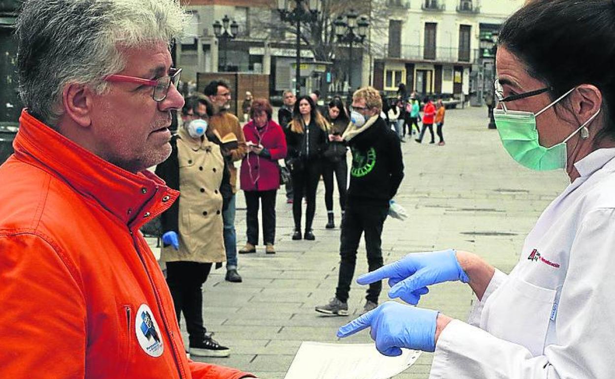 Cola de ciudadanos, ayer, a la espera de donar sangre. 