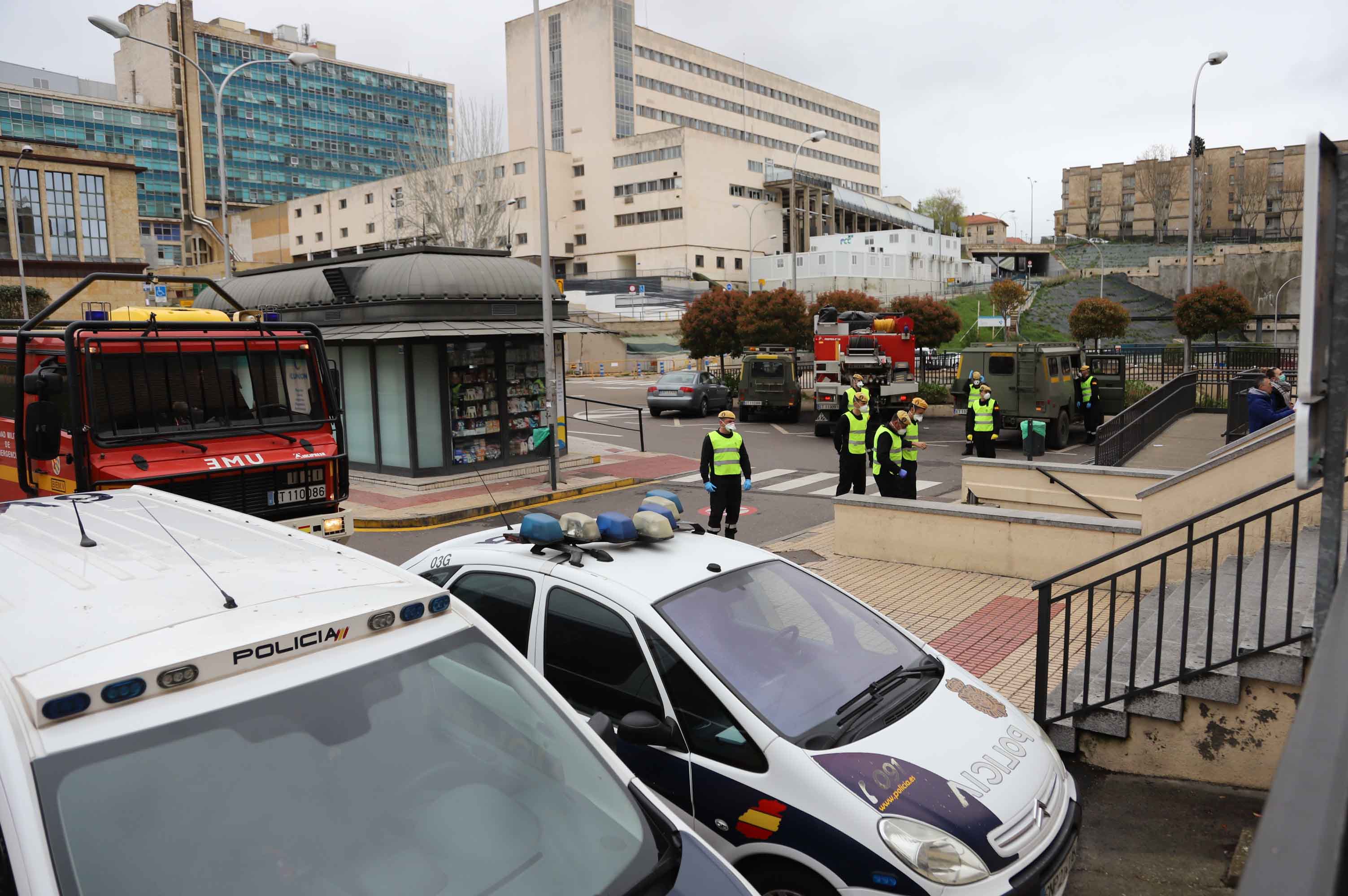 Intervención de la UME en el complejo hospitalario de Salamanca.