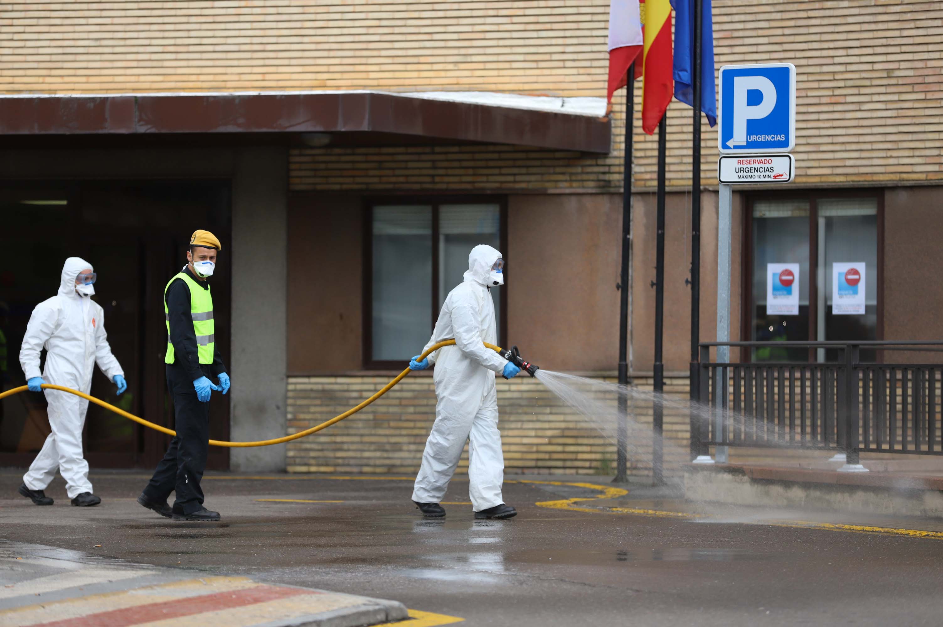 Intervención de la UME en el complejo hospitalario de Salamanca.