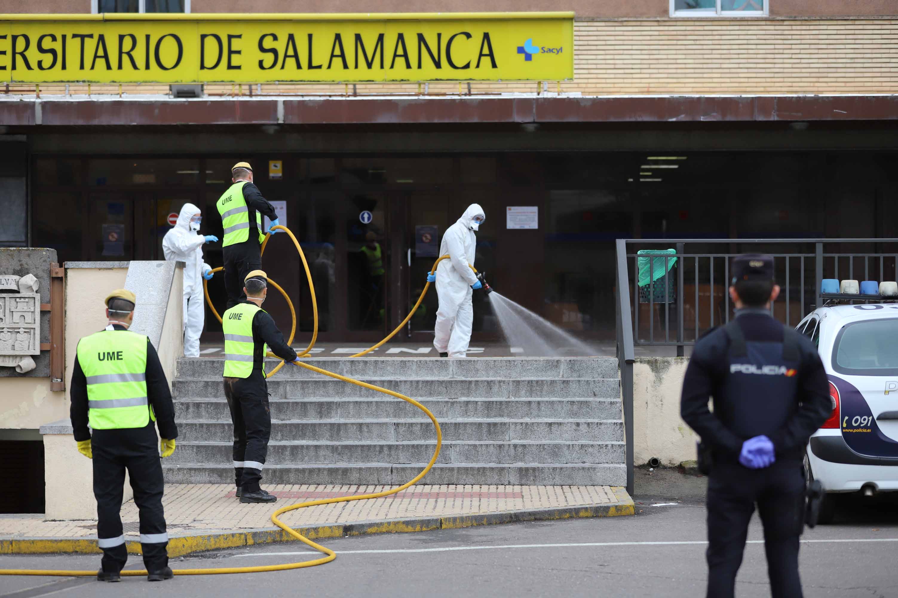 Intervención de la UME en el complejo hospitalario de Salamanca.