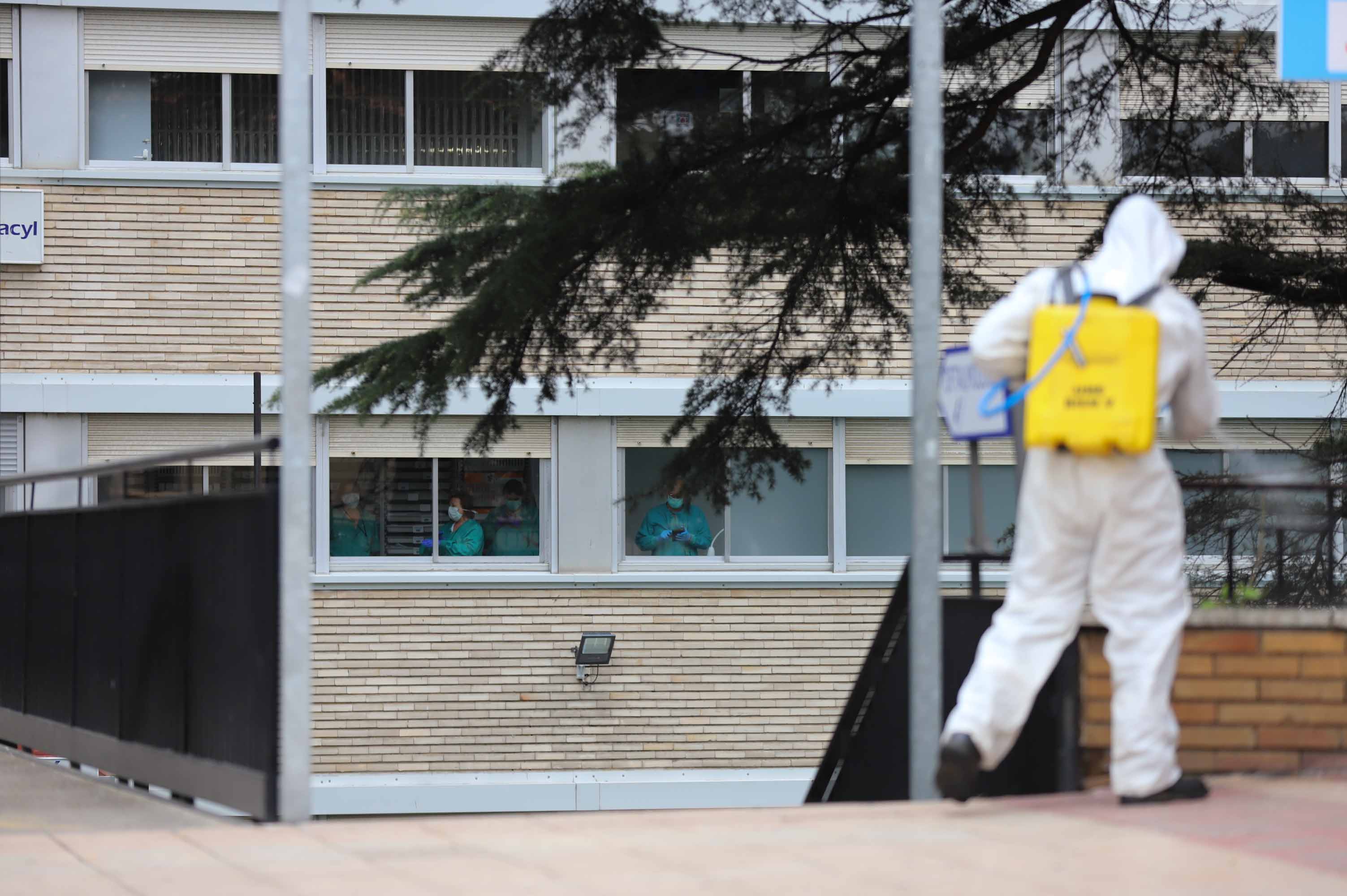 Intervención de la UME en el complejo hospitalario de Salamanca.