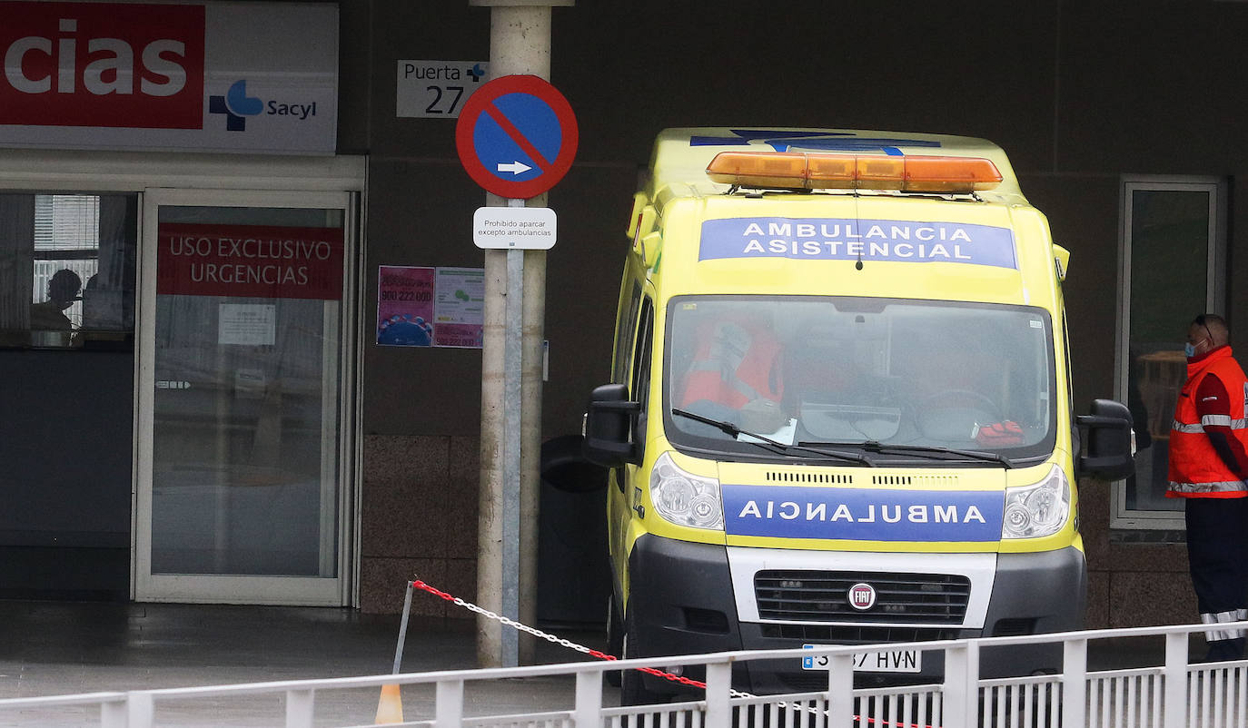 Militares y sanitarios, en la entrada del Hospital General de Segovia. 