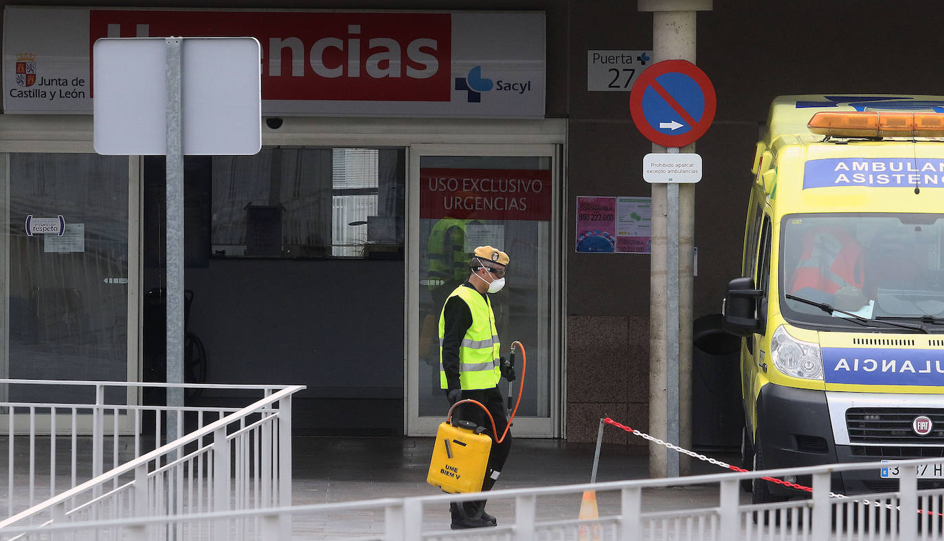 Militares y sanitarios, en la entrada del Hospital General de Segovia. 
