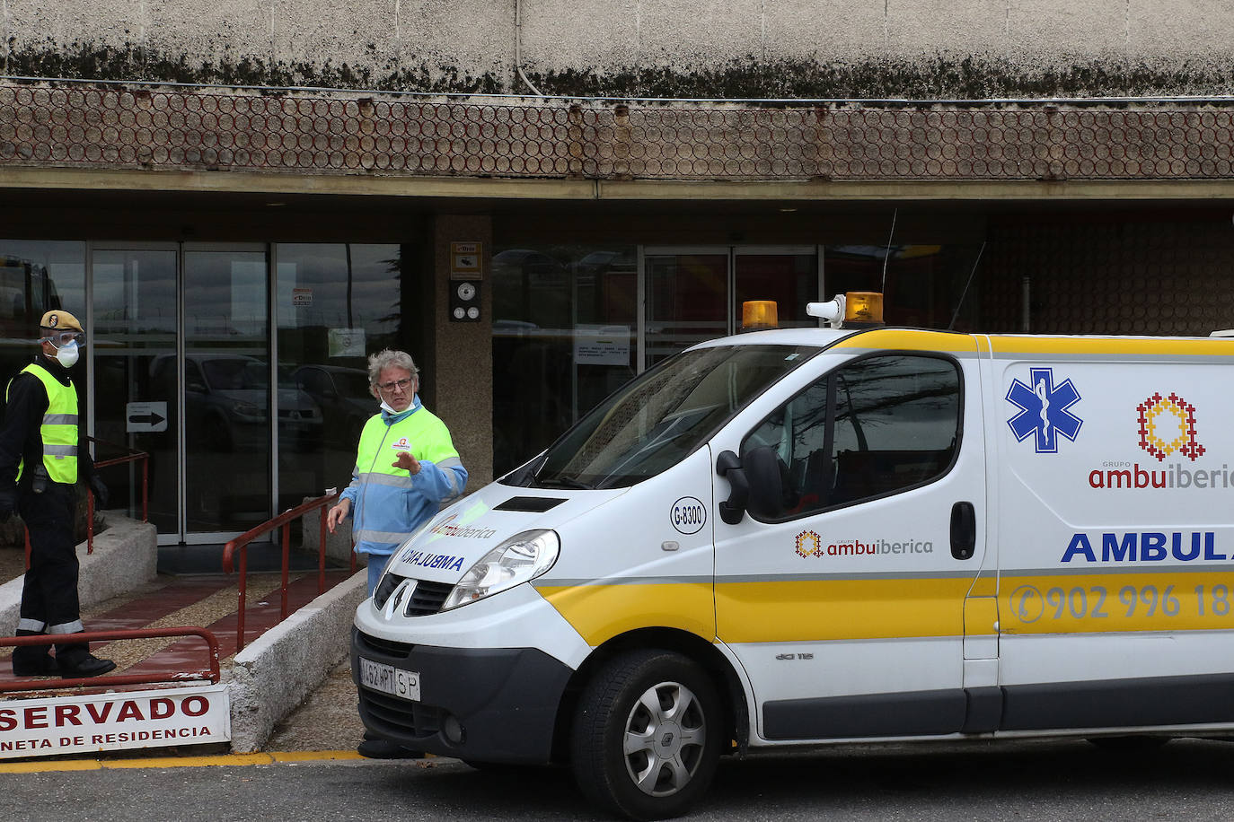 Militares y sanitarios, en la entrada del Hospital General de Segovia. 
