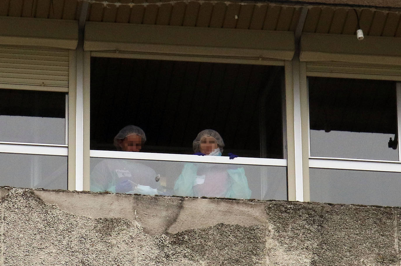 Militares y sanitarios, en la entrada del Hospital General de Segovia. 