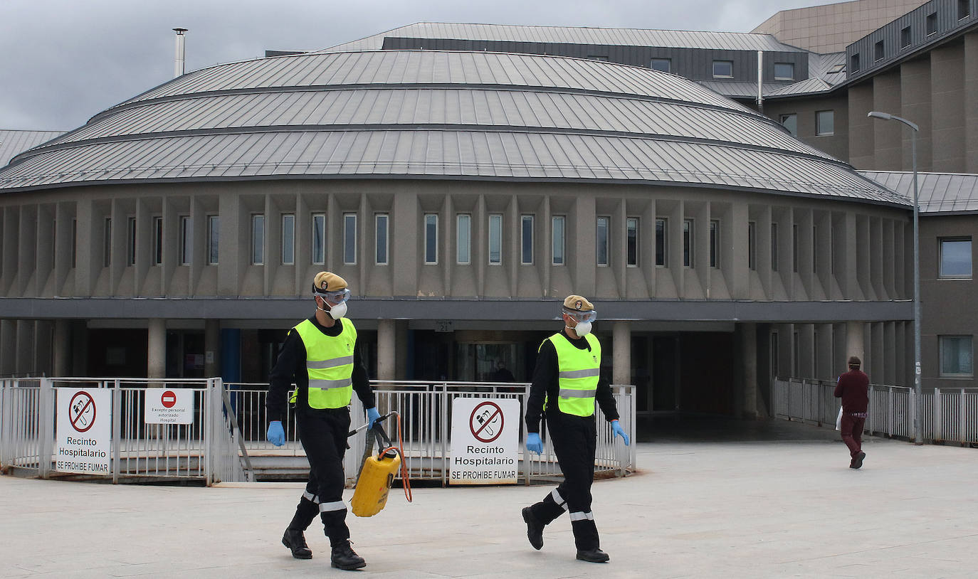 Militares y sanitarios, en la entrada del Hospital General de Segovia. 