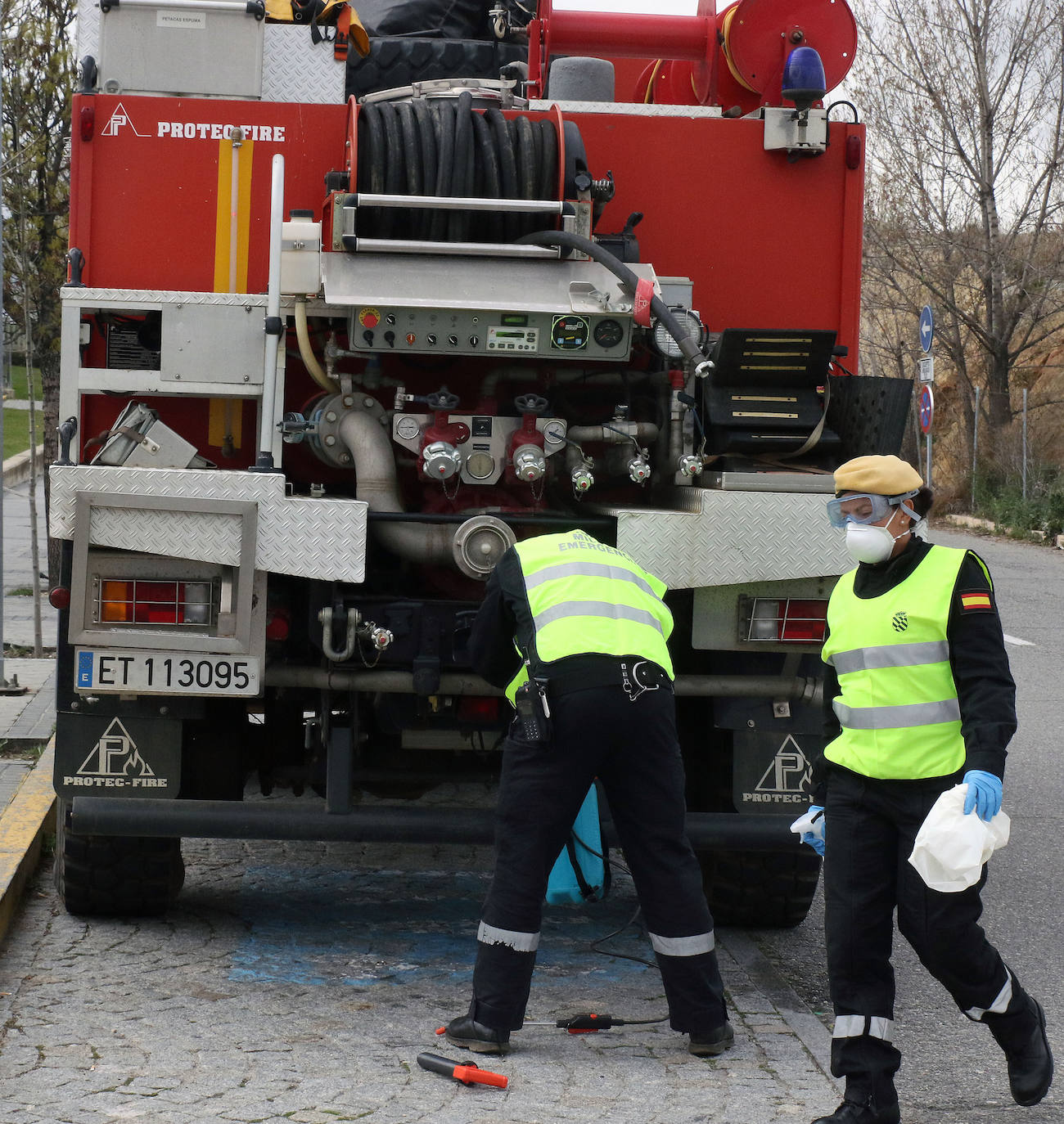 Militares y sanitarios, en la entrada del Hospital General de Segovia. 