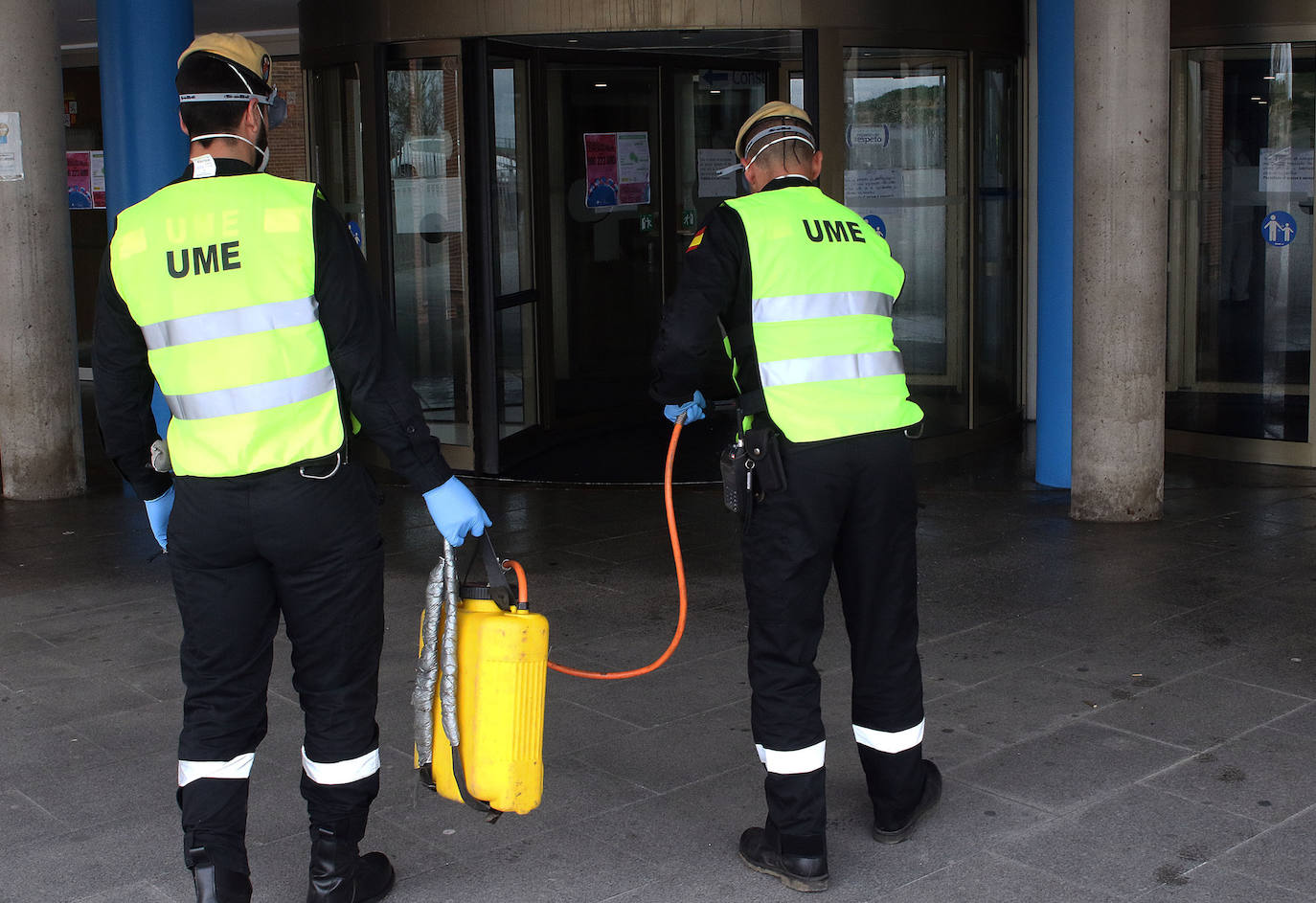 Militares y sanitarios, en la entrada del Hospital General de Segovia. 