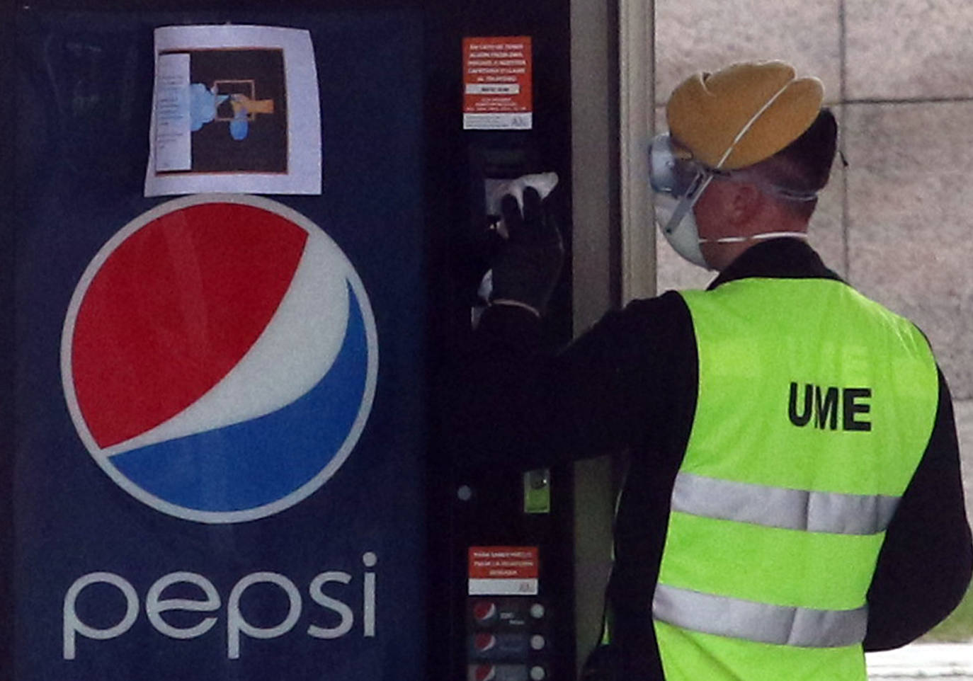 Militares y sanitarios, en la entrada del Hospital General de Segovia. 