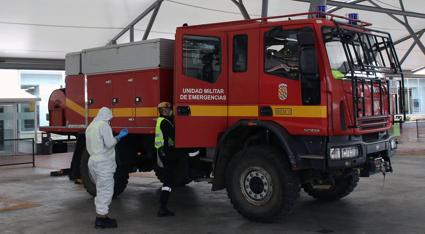 Militares y sanitarios, en la entrada del Hospital General de Segovia. 