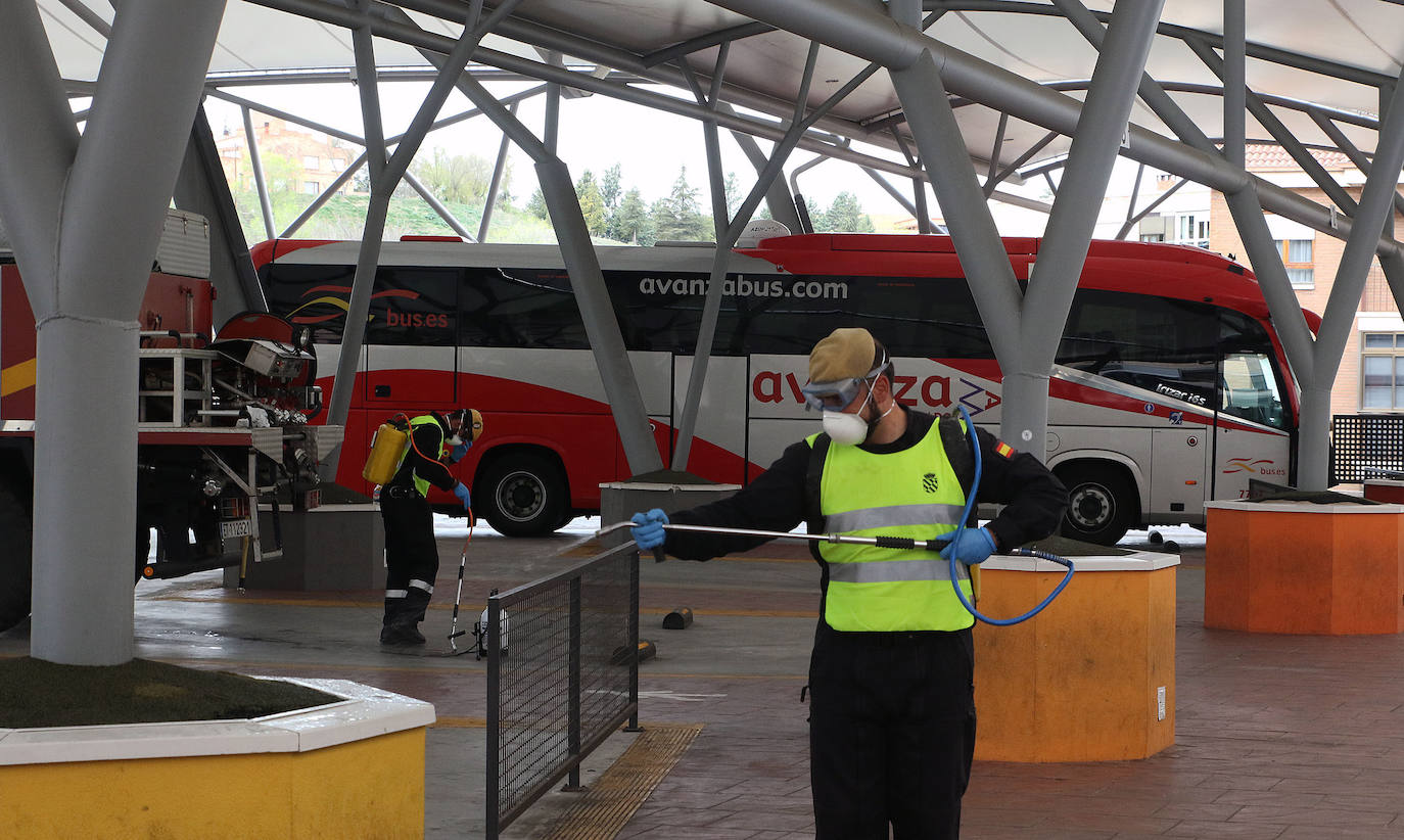 Militares y sanitarios, en la entrada del Hospital General de Segovia. 