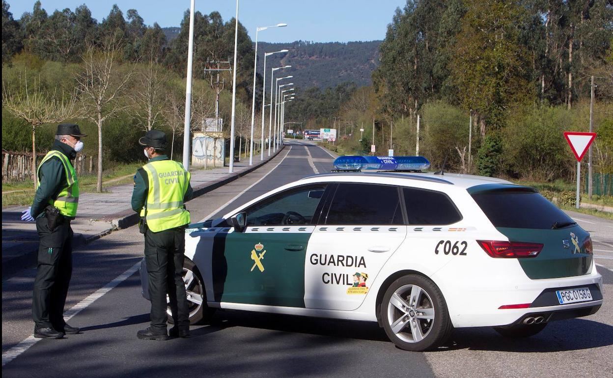 Dos guardias civiles en un control de carretera. 