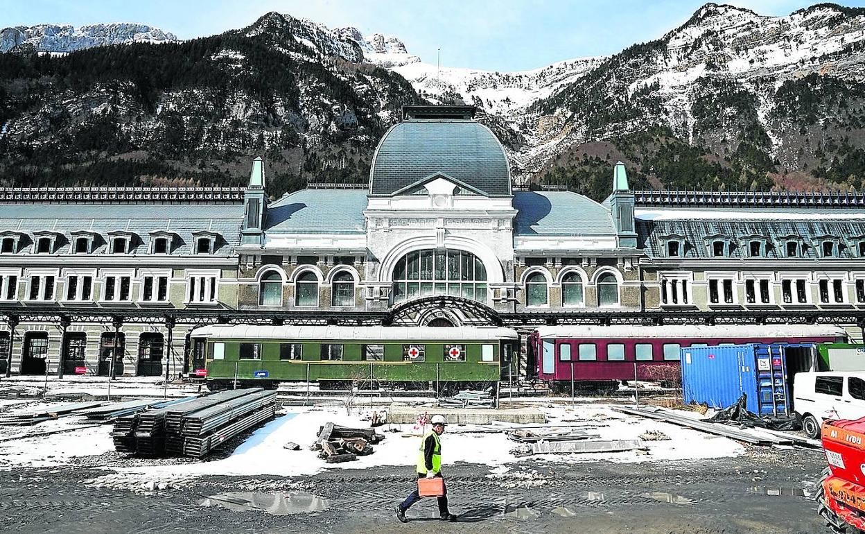 La antigua estación internacional de Canfranc mide 240 metros y se levanta en el corazón de Pirineos. Su construcción y la de la vía ferroviaria duró medio siglo, pero su singladura no ha podido ser más accidentada.