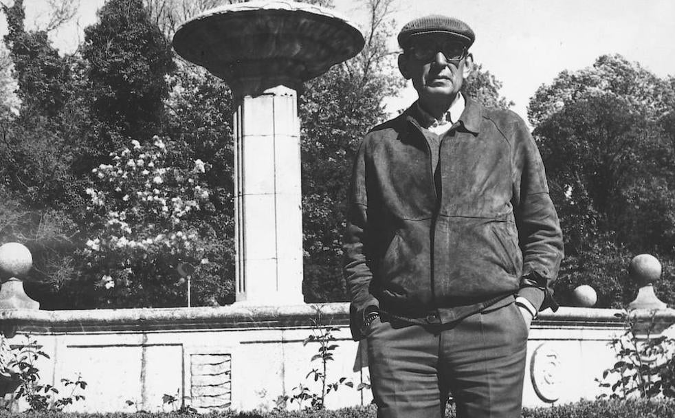 Los paseos de Delibes por el Campo Grande dieron lugar a todo tipo de anécdotas, propiciadas por la popularidad del escritor. En la foto, Delibes junto a la Fuente de la Fama.