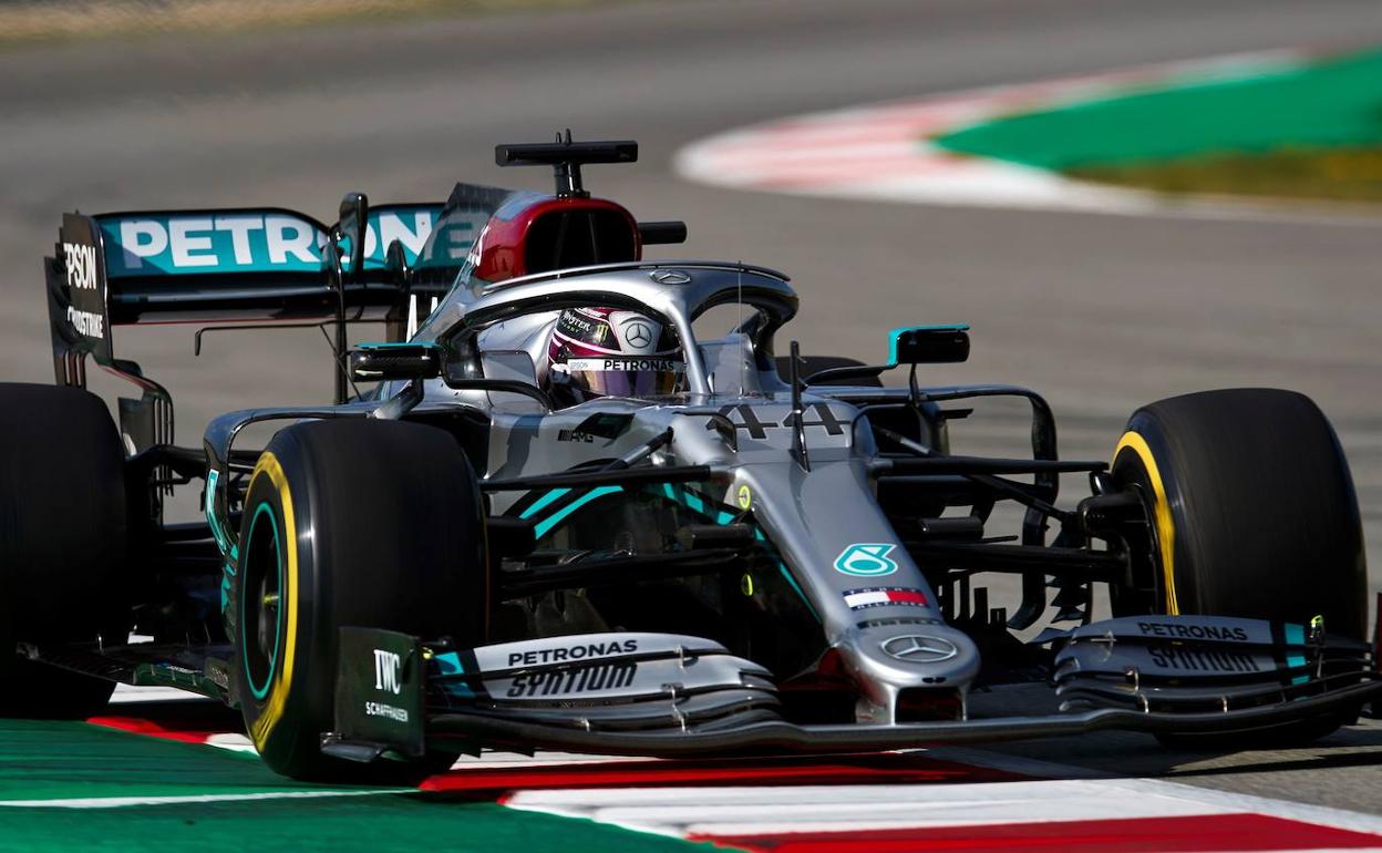 Lewis Hamilton, al volante de su Mercedes durante los test de pretemporada. 