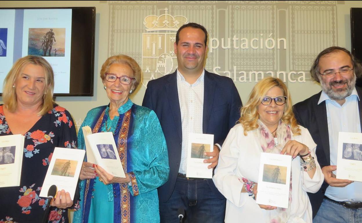 Salas, Labrador, Mingo, Pérez y Alencart, con los libros premiados en la pasada edición.