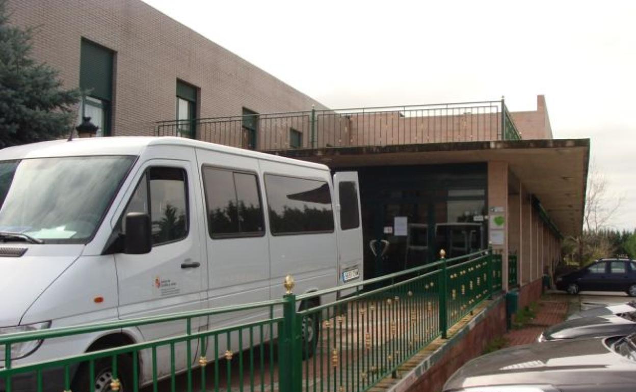 Reparto del material con una furgoneta. 