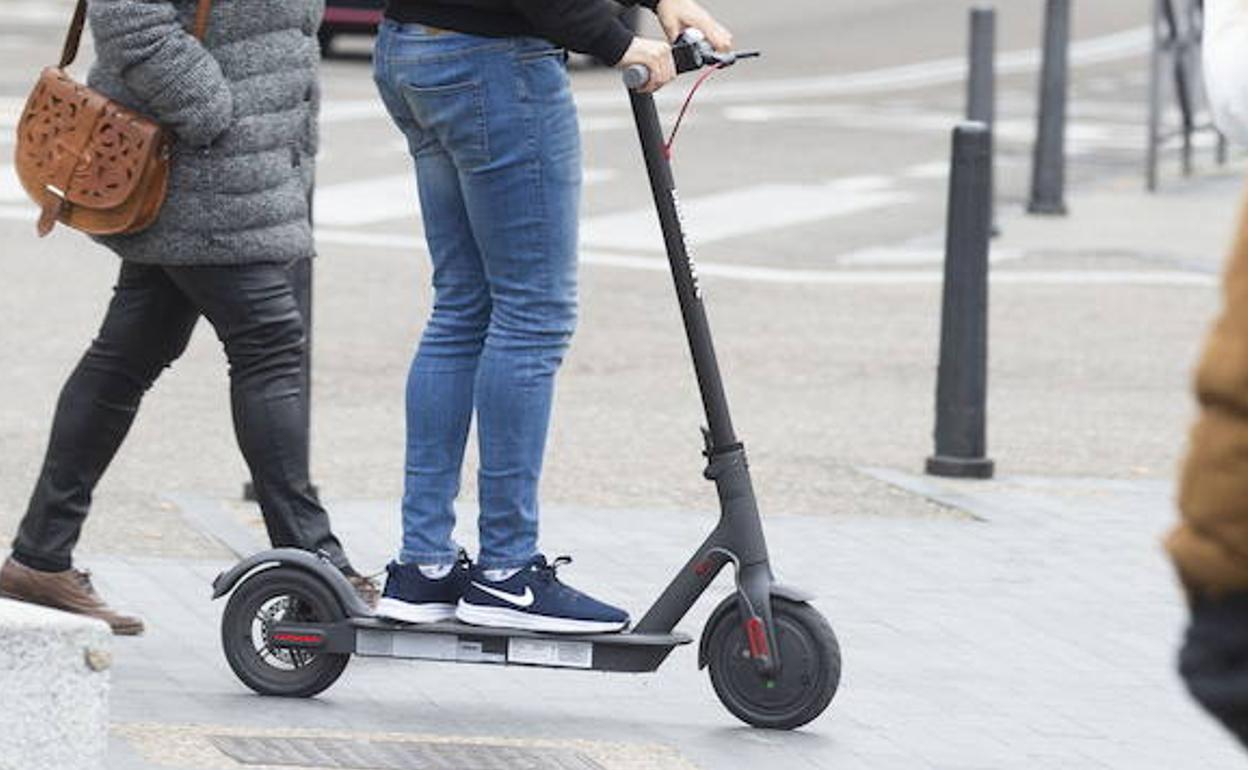 Una persona circula con un patinete por Valladolid en una imagen de archivo.