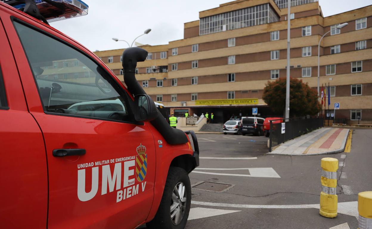 Un vehículo de la UME, estacionado ante el Complejo Hospitalario de Salamanca. 