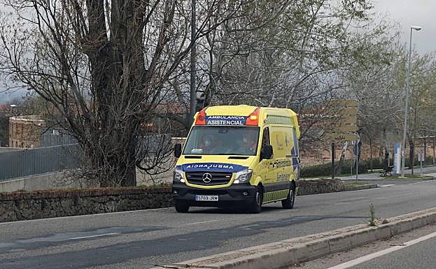 El personal de las ambulancias también acusa las bajas por el virus