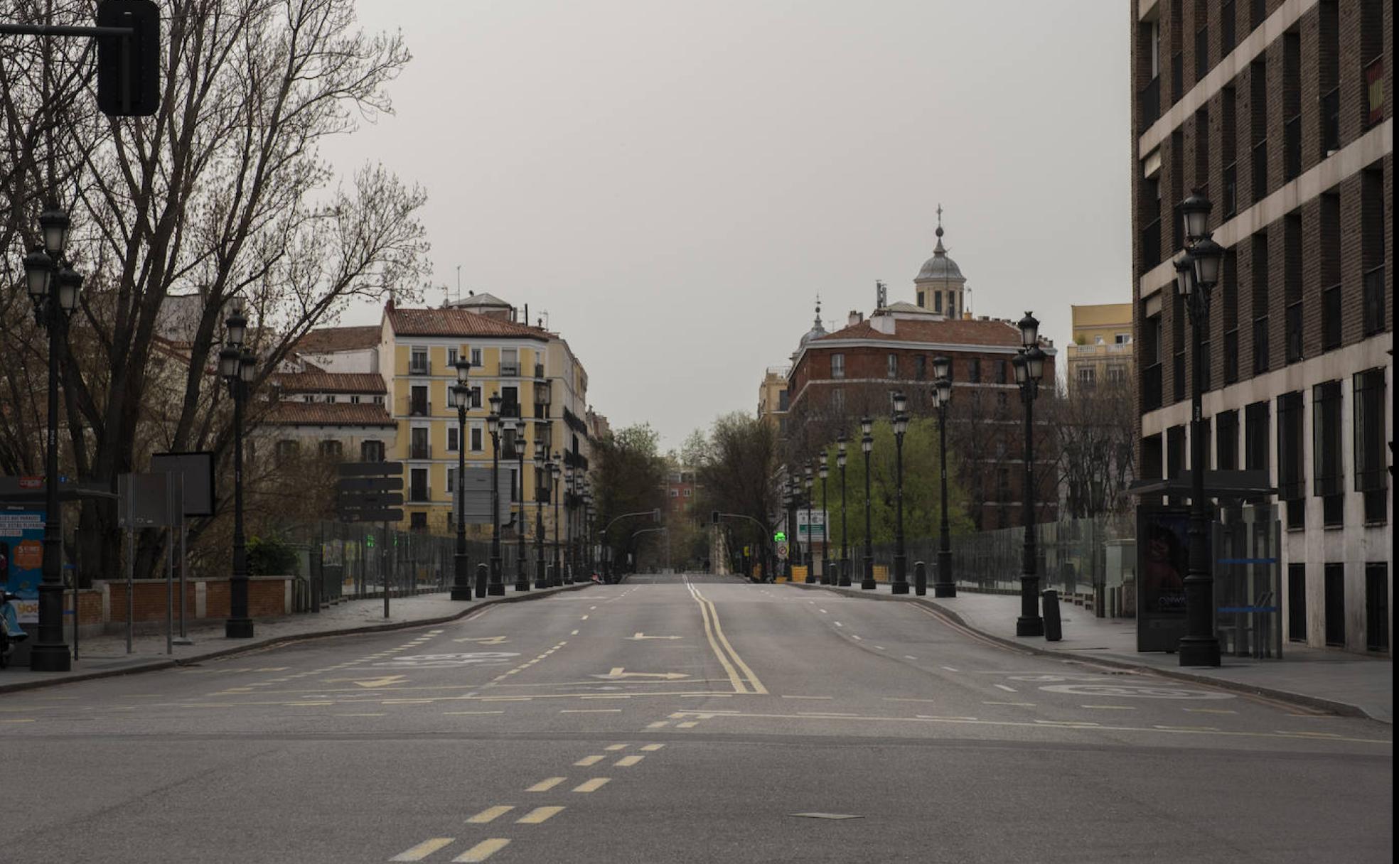 Madrid vacío. Como en muchas ciudades, es rara la estampa de unas calles vacías fuera de verano.