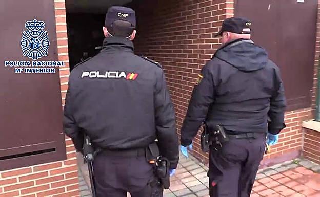 Dos agentes en uno de los traslados a un domicilio.