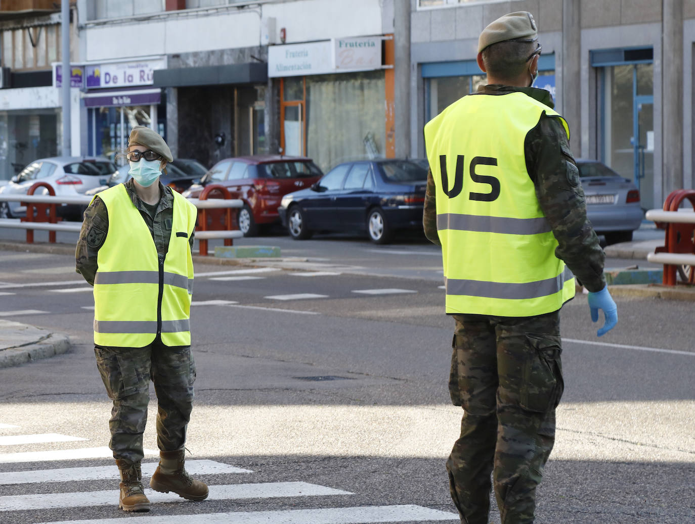 El Ejército desinfecta el Centro de Salud La Puebla.