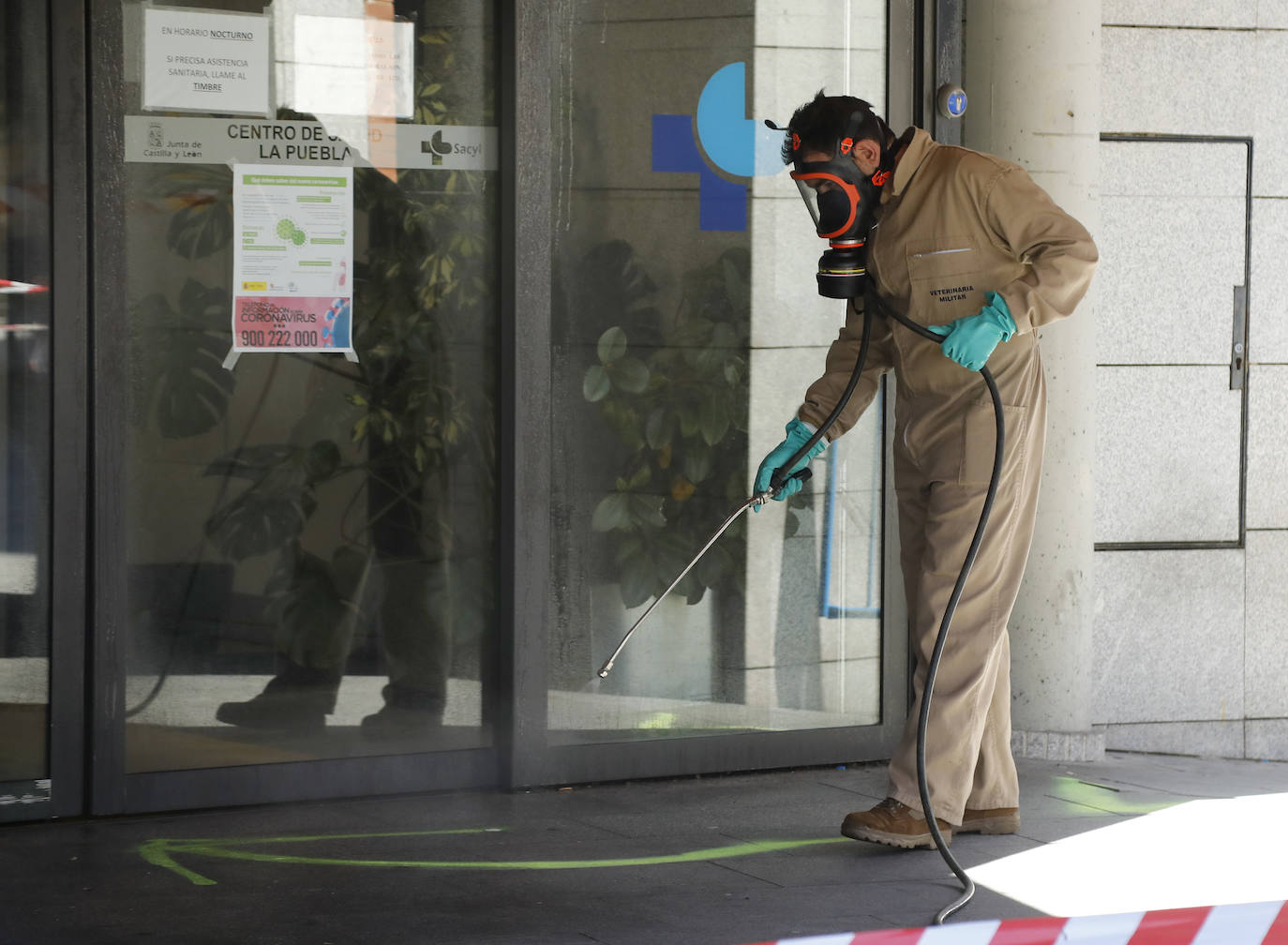 El Ejército desinfecta el Centro de Salud La Puebla.