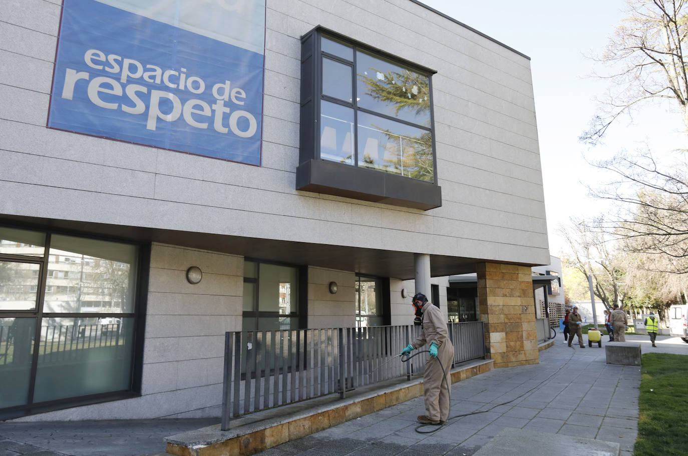 El Ejército desinfecta el Centro de Salud La Puebla.