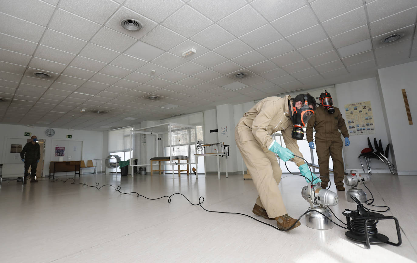 El Ejército desinfecta el Centro de Salud La Puebla.