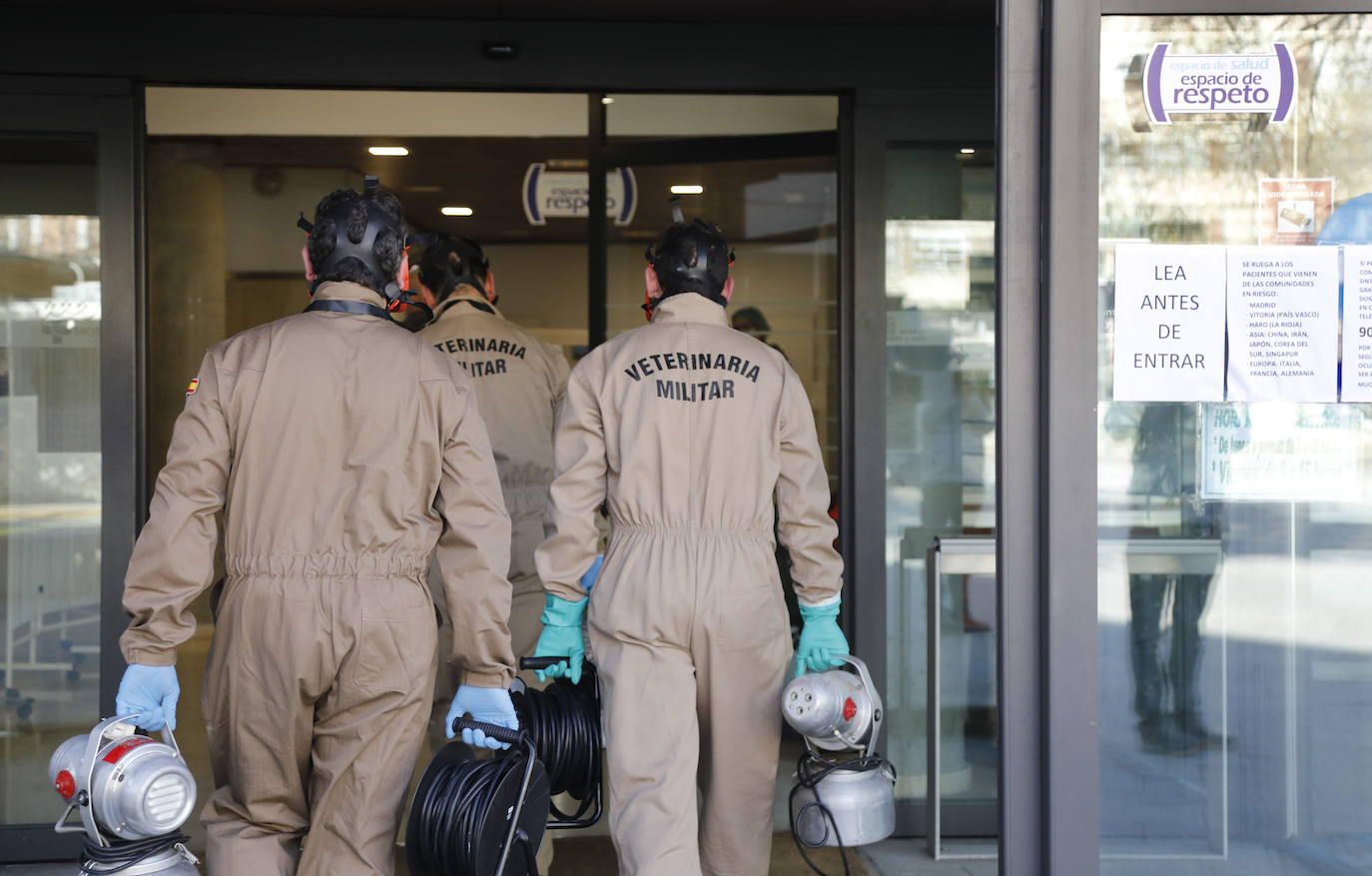 El Ejército desinfecta el Centro de Salud La Puebla.