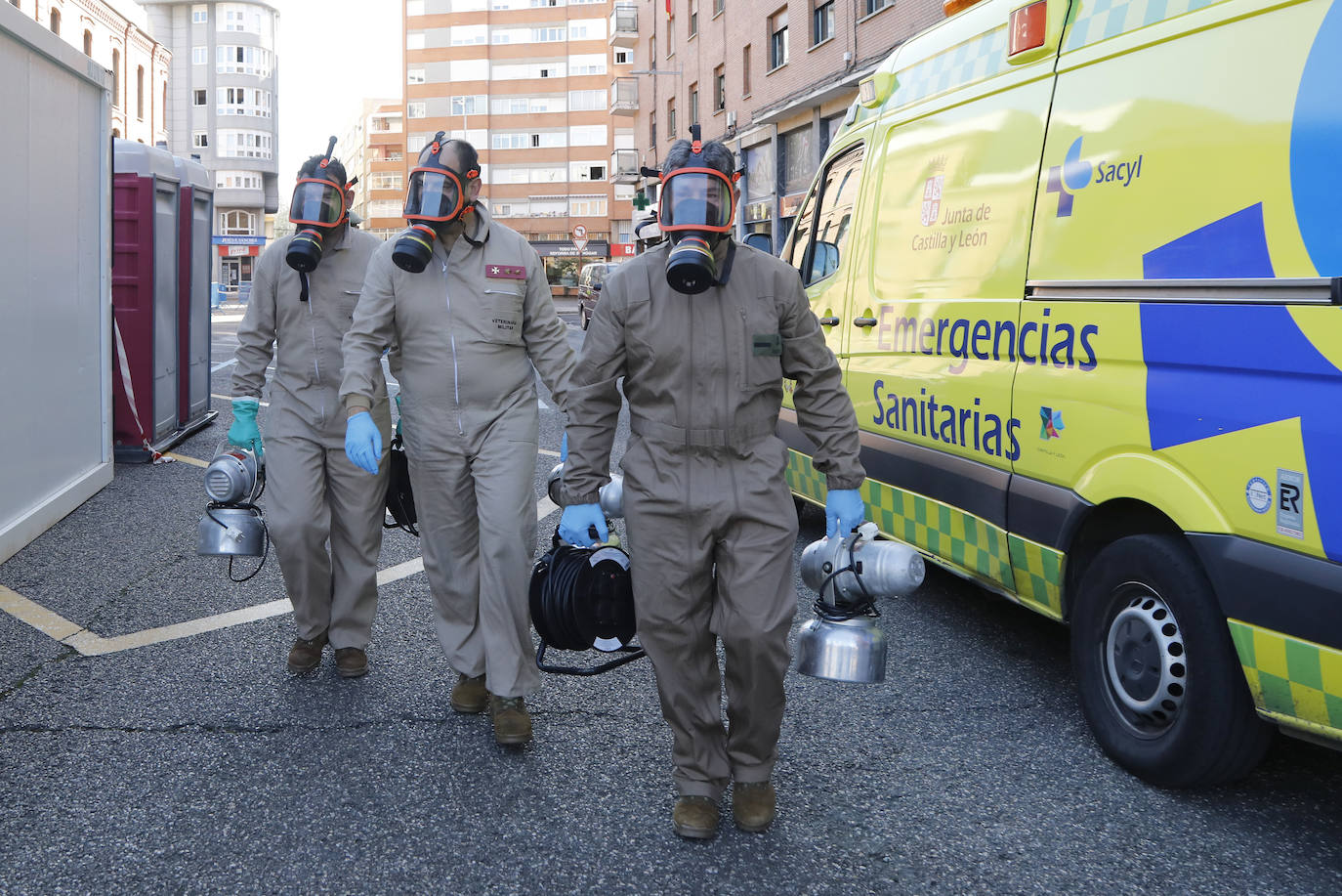 El Ejército desinfecta el Centro de Salud La Puebla.
