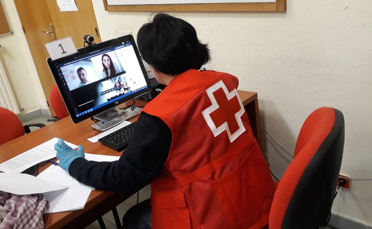 Personal de Cruz Roja Salamanca, en su puesto de trabajo. 