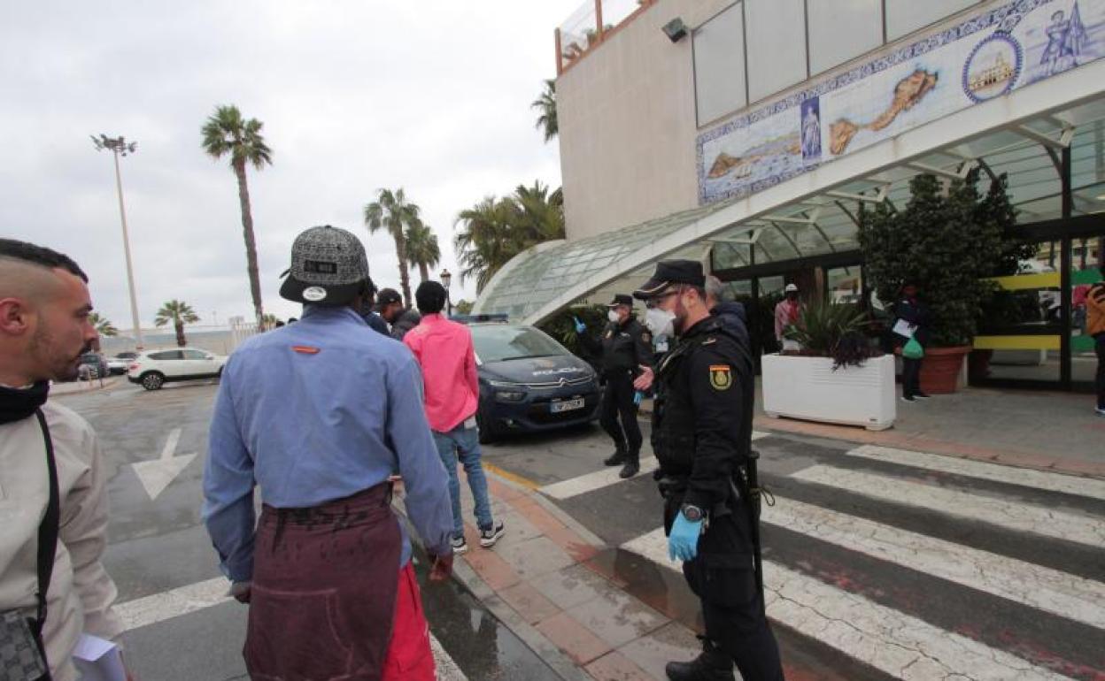 Traslado de inmigrantes subsaharianos del CETI de Ceuta a la península.