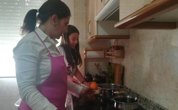 Imagen principal - María José y Lucía, durante el proceso de elaboración y cuando ya terminaron las torrijas.