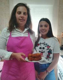 Imagen secundaria 2 - María José y Lucía, durante el proceso de elaboración y cuando ya terminaron las torrijas.