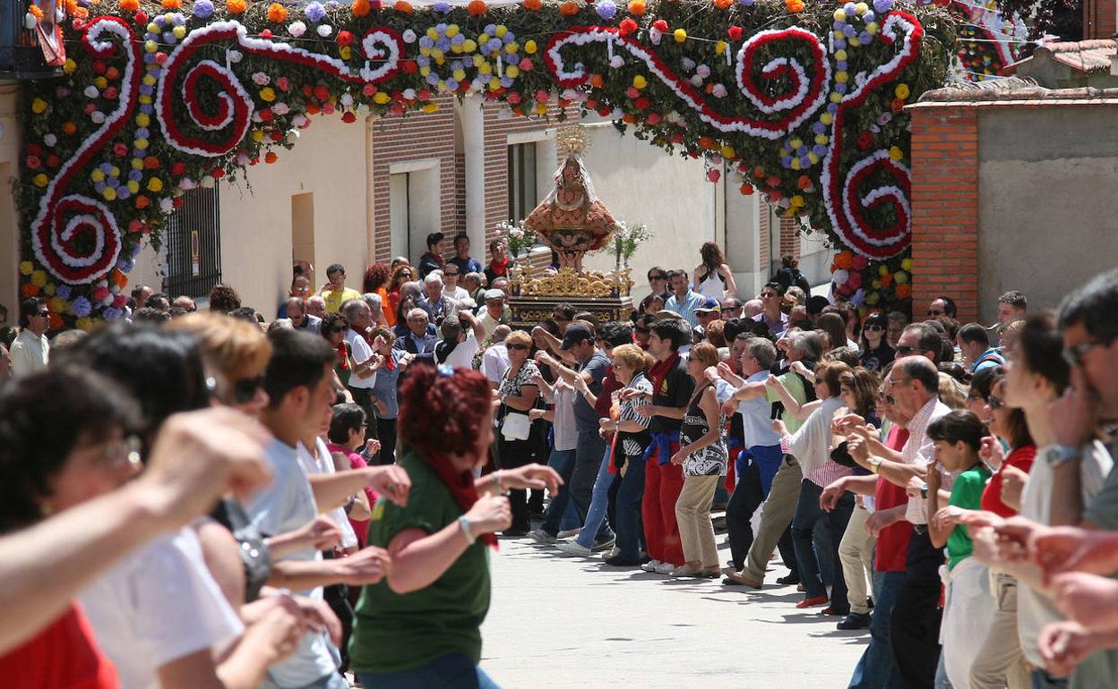 Procesión de la Virgen de Bernardos, en 2010, la última que se celebró. 