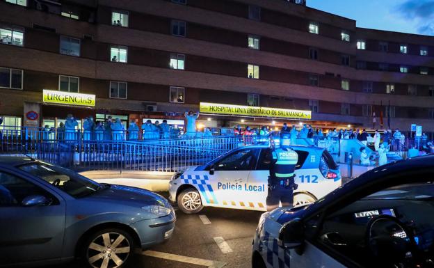 Los sanitarios saludan a los policías y bomberos que participaron en la comitiva. 