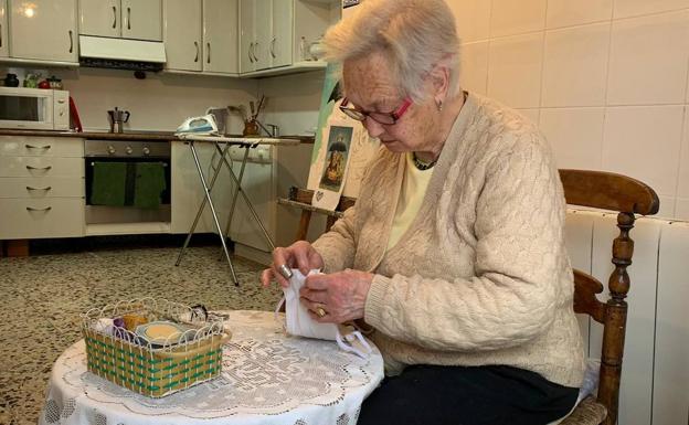 Costureras de Valladolid tejen redes solidarias para fabricar mascarillas contra el coronavirus